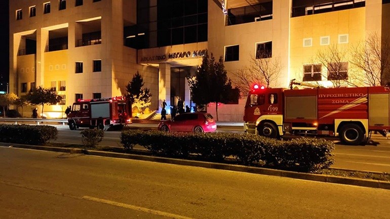 Καβάλα: Επίθεση με γκαζάκια στην είσοδο του Δικαστικού Μεγάρου – ΒΙΝΤΕΟ