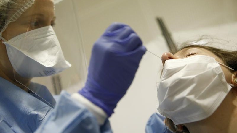 Κορονοϊός: «Κόκκινος συναγερμός» για τρεις περιοχές – Στο τραπέζι της Επιτροπής και η χρήση διπλής μάσκας