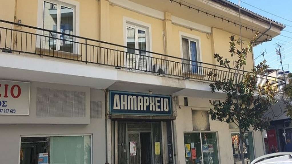 Γρεβενά: Τι λέει ο δήμαρχος για τον ξυλοδαρμό αντιδημάρχου από ξενοδόχο – Πώς είναι στην υγεία του