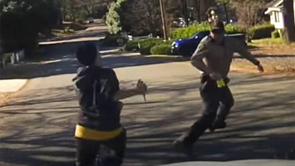 Σοκαριστικό ΒΙΝΤΕΟ: Αστυνομικοί πυροβολούν θανάσιμα γυναίκα που τους επιτέθηκε με μαχαίρι