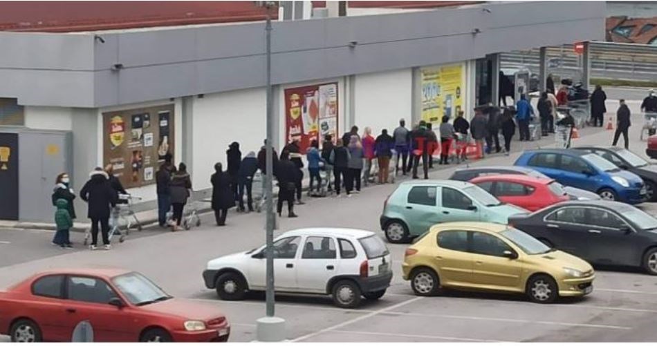 Θεσσαλονίκη: Ατελείωτη ουρά έξω από σούπερ μάρκετ – ΦΩΤΟ