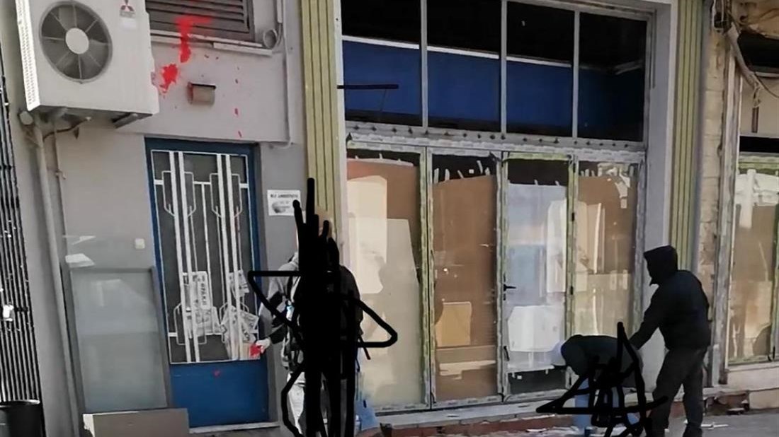 Ξάνθη: Επίθεση στα γραφεία της ΝΔ για τον Κουφοντίνα – ΦΩΤΟ