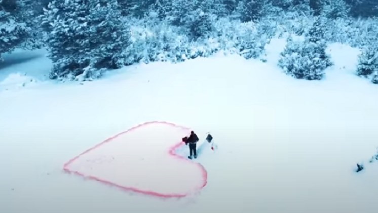 Πρόταση γάμου βγαλμένη από παραμύθι στο χιονισμένο Σέλι – ΒΙΝΤΕΟ