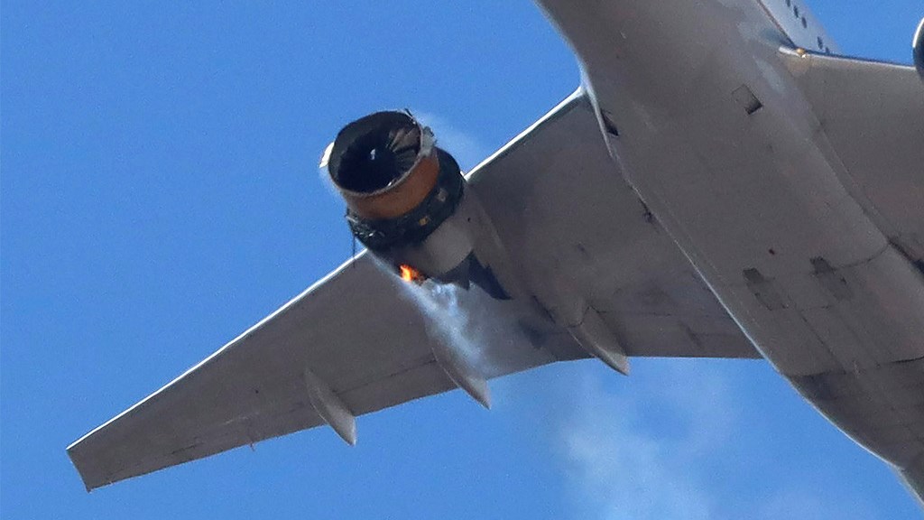 ΗΠΑ-Θρίλερ στον αέρα: Έκρηξη στον κινητήρα κατά τη διάρκεια πτήσης – Σοκάρουν οι περιγραφές – ΒΙΝΤΕΟ