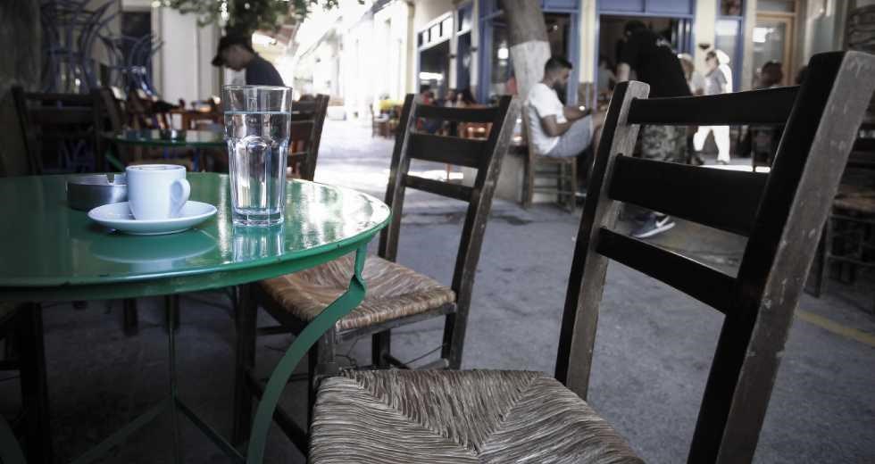 Κορονοϊός – Χαλκίδα: Τσουχτερό πρόστιμο σε ιδιοκτήτρια καφενείου που ήταν ανοιχτό – Βρέθηκαν 10 πελάτες