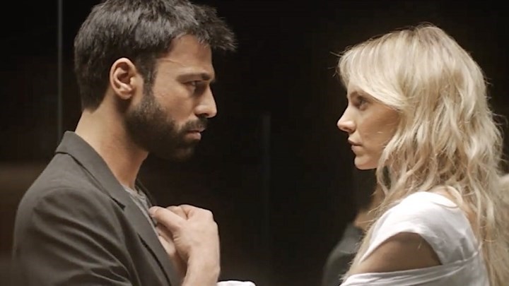 8 Λέξεις: Χάνει την ψυχραιμία του ο Οδυσσέας μετά την αναβολή του χειρουργείου