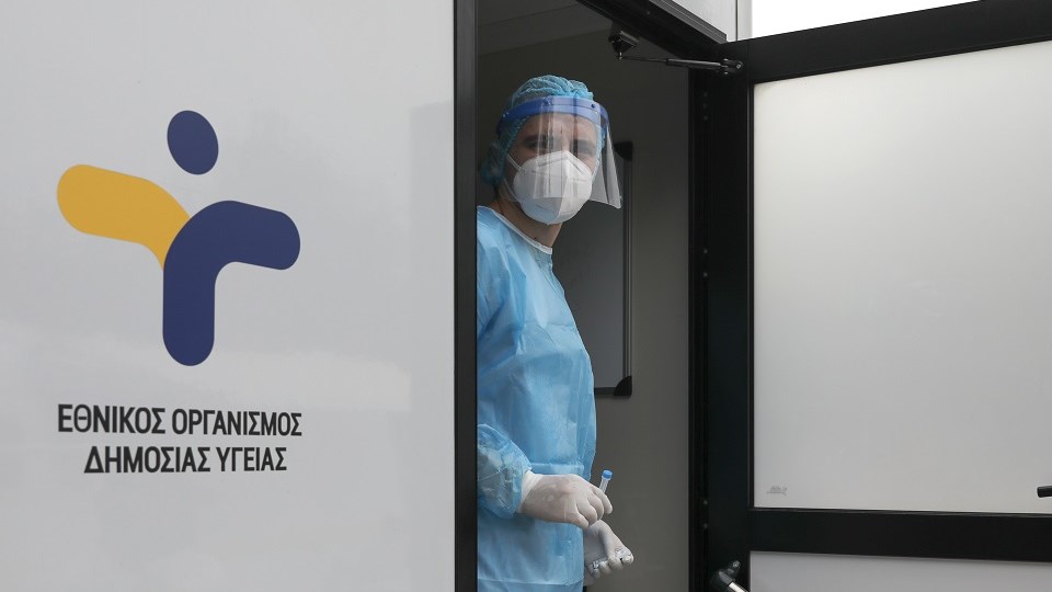 Κορονοϊός: Πού εντοπίζονται τα 880 νέα κρούσματα – “Βράζει” η Αττική, στο “κόκκινο” Αχαΐα και Θεσσαλονίκη