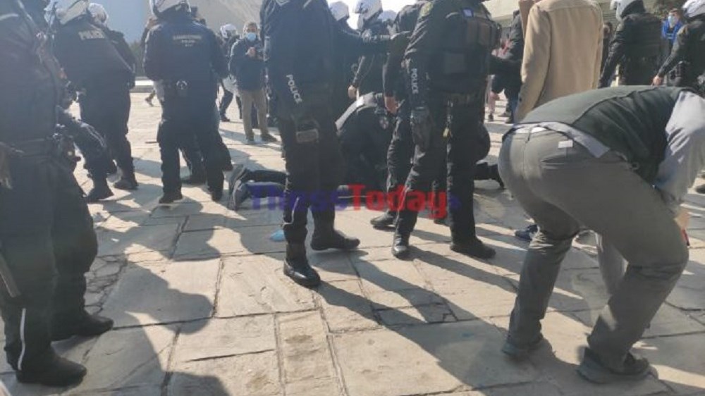 Θεσσαλονίκη: Επεισόδια, χημικά και λιποθυμίες στην Πρυτανεία – ΦΩΤΟ – ΒΙΝΤΕΟ