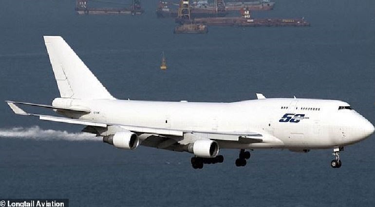 Τρόμος στον αέρα: Κινητήρας αεροπλάνου έπιασε φωτιά – Δύο τραυματίες – ΦΩΤΟ