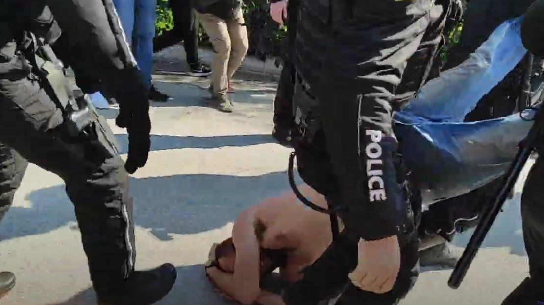 Θεσσαλονίκη: Αστυνομικοί ρίχνουν σπρέι και σέρνουν ημίγυμνο διαδηλωτή – ΒΙΝΤΕΟ