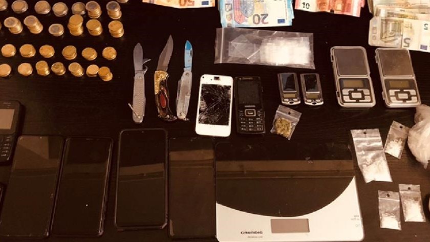 ΕΛΑΣ: Χειροπέδες σε 4 άτομα – Έσπρωχναν “σίσα” έξω από σταθμό του ΗΣΑΠ – ΦΩΤΟ