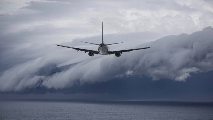 Μυστήριο στα 36.000 πόδια – Ιπτάμενο αντικείμενο πέρασε ξυστά από αεροπλάνο – BINTEO