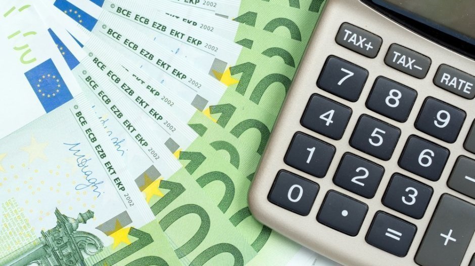 Εφορία: Εναλλακτικές επιλογές για την εξόφληση οφειλών από το σπίτι ή το γραφείο