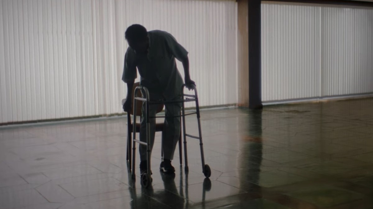 Πελέ: Συγκλονίζει η εικόνα του στο ντοκιμαντέρ του Netflix – Περπατά με “Π” και ξεσπά σε κλάματα – ΦΩΤΟ