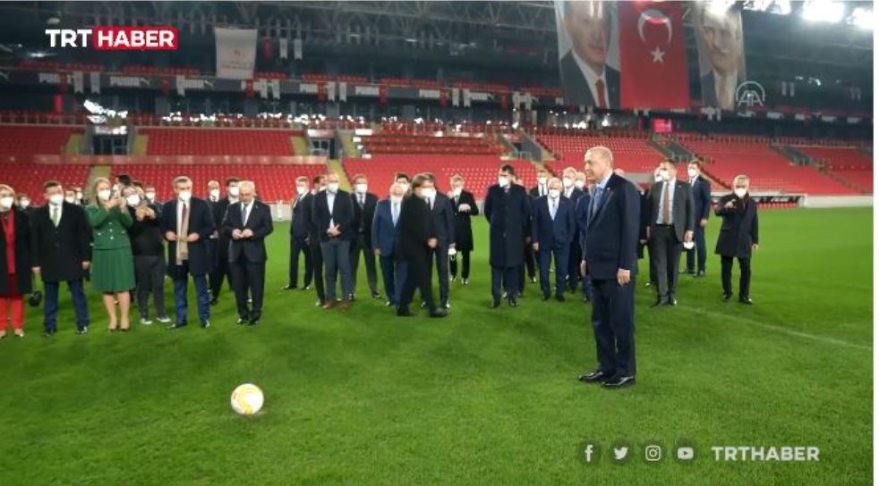 Τουρκία: Το πέναλτι του Ερντογάν με… τερματοφύλακα βουλευτή του – Απέφυγε να το αποκρούσει