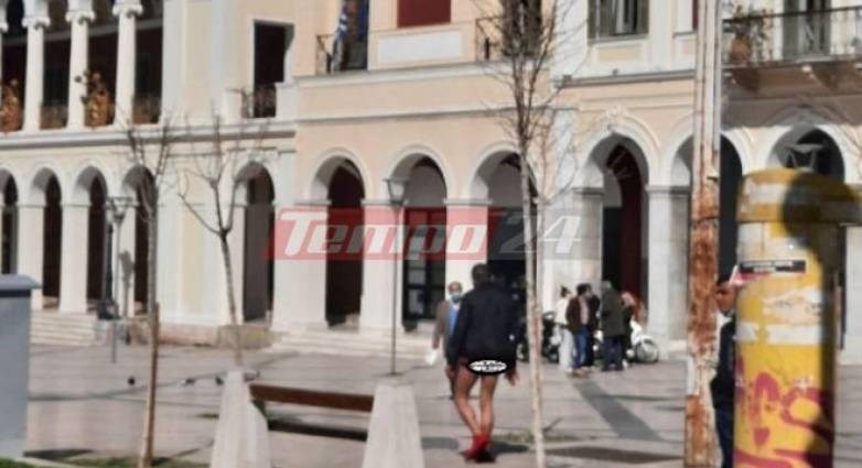 Πάτρα: Έκανε βόλτα φορώντας μάσκα αλλά… γυμνός από τη μέση και κάτω – ΦΩΤΟ