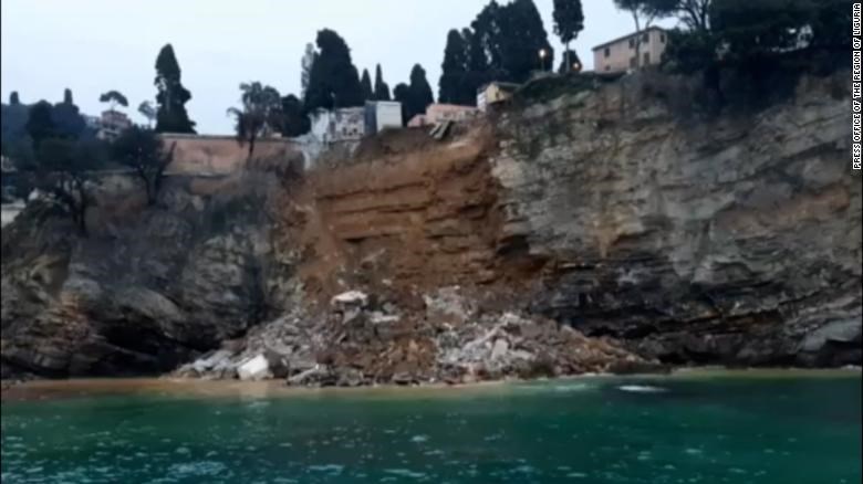 Ιταλία: Εκατοντάδες φέρετρα έπεσαν στη θάλασσα έπειτα από κατάρρευση νεκροταφείου – BINTEO