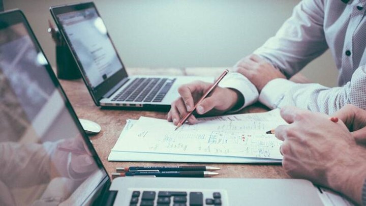 Ηλεκτρονικά τιμολόγια: Με νέες προδιαγραφές η έκδοσή τους – Τι αλλάζει