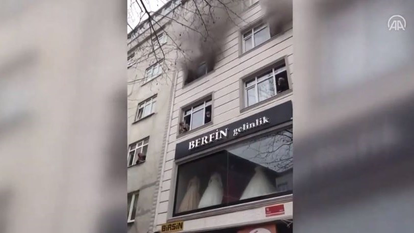 Εικόνες σοκ στην Τουρκία: Μητέρα πέταξε τα παιδιά της από το παράθυρο για να σωθούν από φωτιά