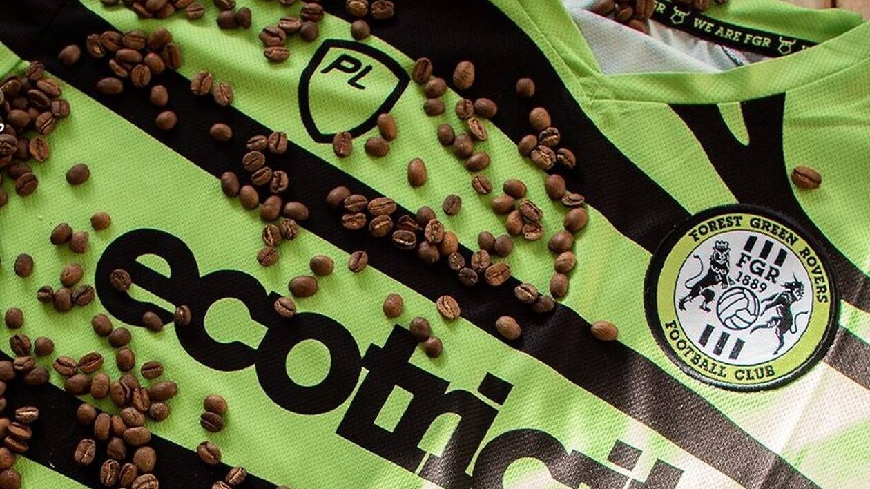 Αγγλία: Αυτή είναι η πρώτη φανέλα από κόκκους καφέ και ανακυκλωμένα μπουκάλια νερού – ΒΙΝΤΕΟ