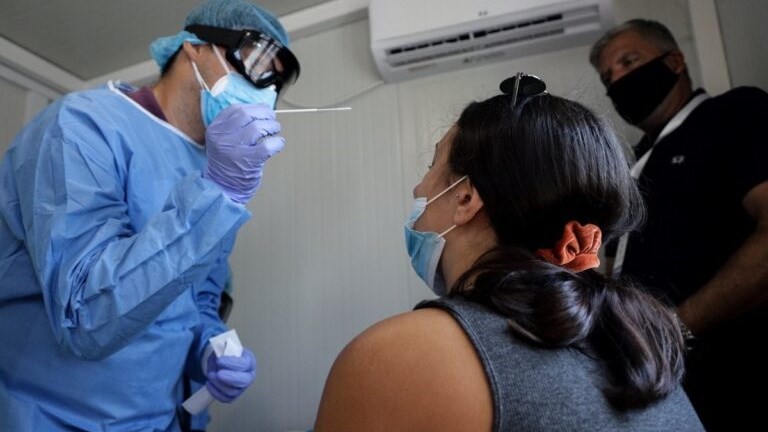 Κορονοϊός: Πού εντοπίζονται τα 1.784 νέα κρούσματα – Σχεδόν τα μισά στην Αττική, “βράζουν” Θεσσαλονίκη και Αχαΐα