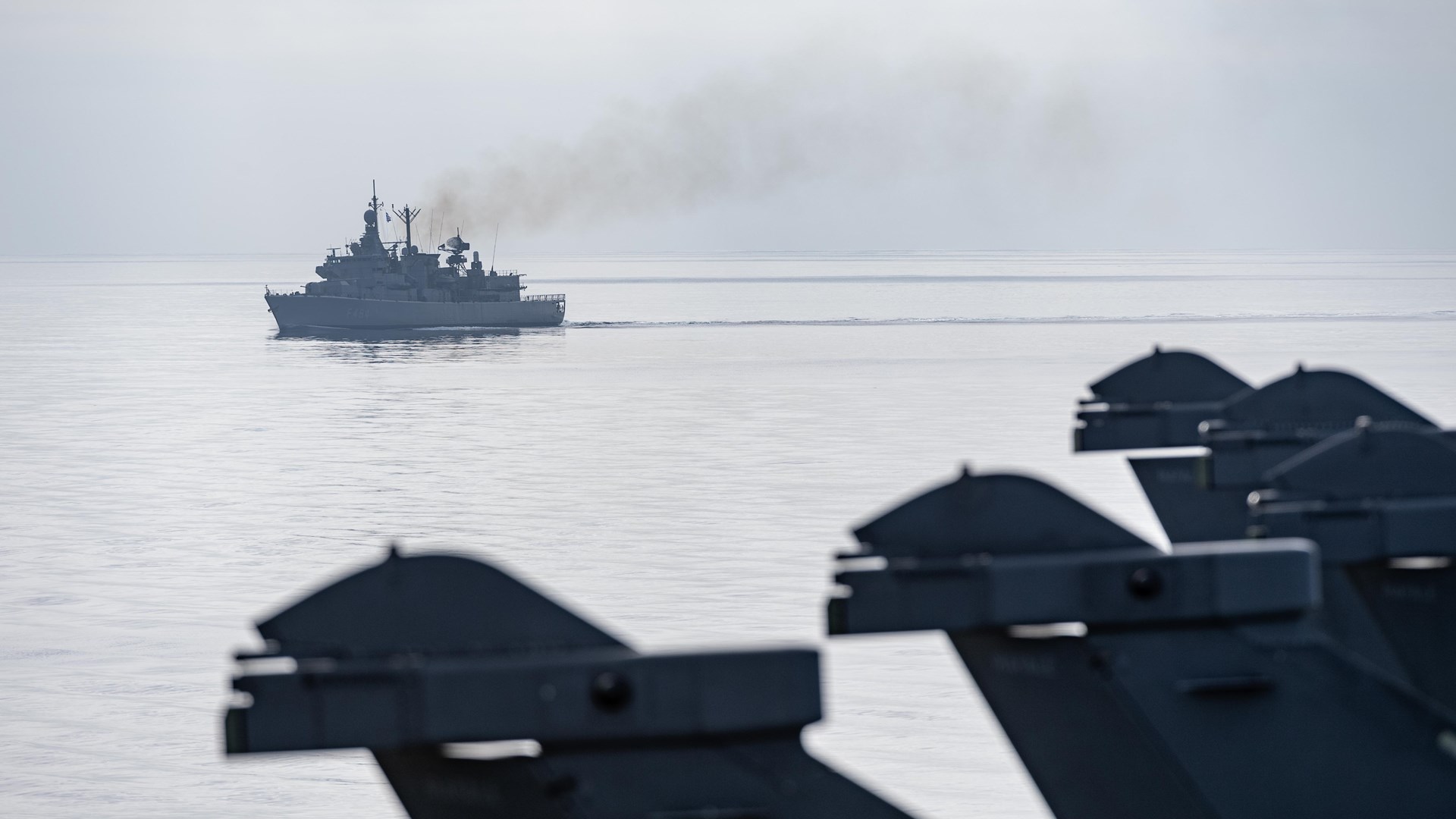 Η φρεγάτα «Κανάρης»… σκιά του αεροπλανοφόρου Charles De Gaulle – ΦΩΤΟ