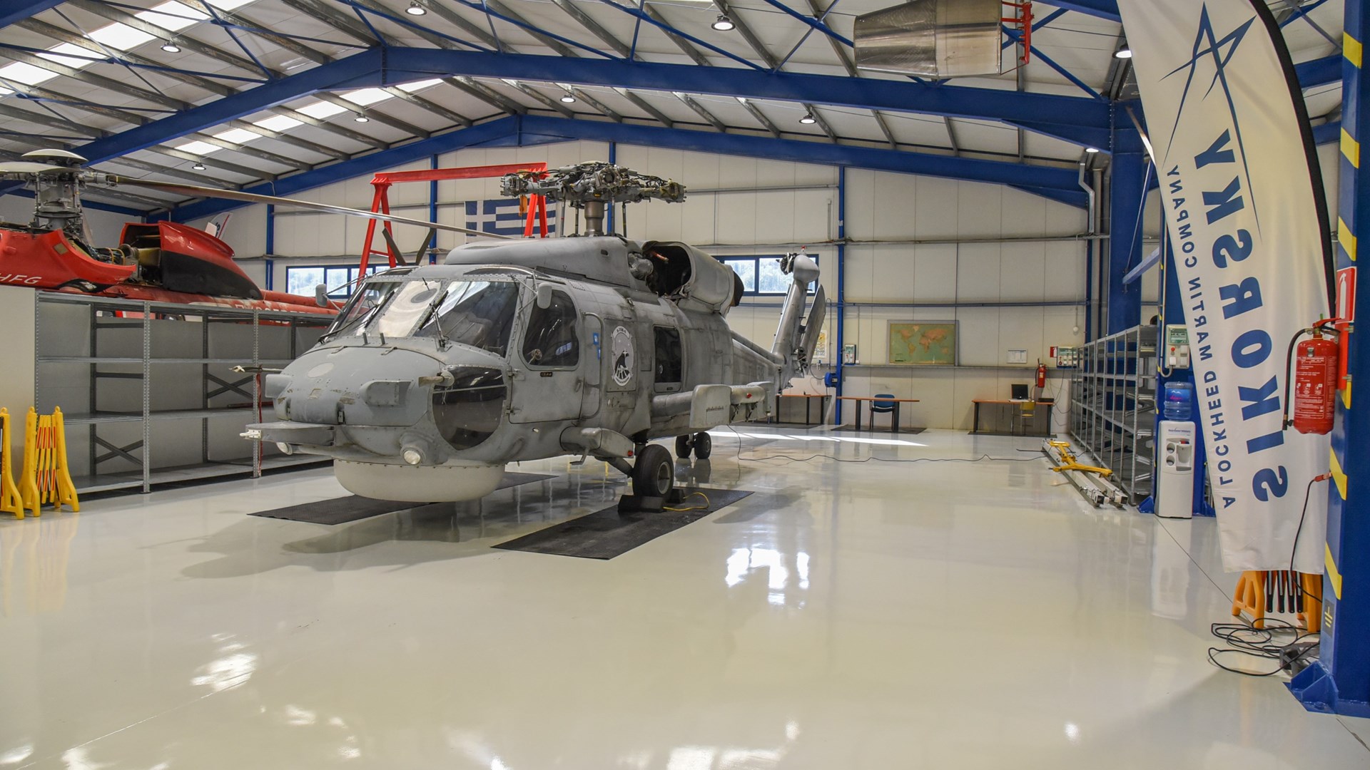 Εντυπωσιακές ΦΩΤΟ – To Πολεμικό Ναυτικό αναβαθμίζει σε ελληνικές εγκαταστάσεις τα «γεράκια του Αιγαίου»