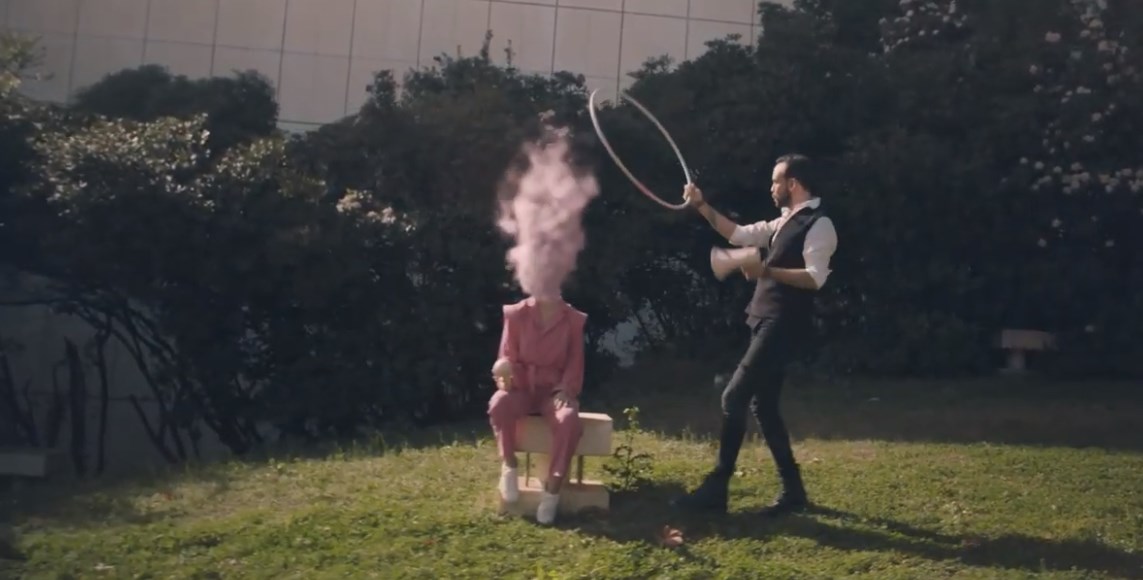 Πάνος Μουζουράκης: Ένα teaser από το νέο βιντεοκλίπ του για το “Μπερδεμένος”