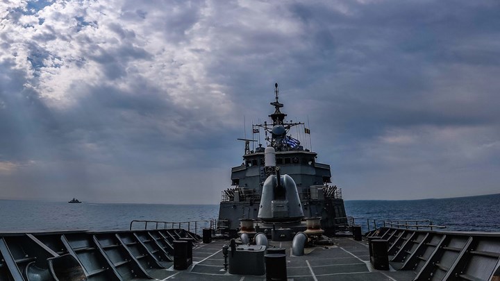 H Φρεγάτα ΥΔΡΑ υψώνει ψηλά την γαλανόλευκη στον Περσικό Κόλπο – ΦΩΤΟ