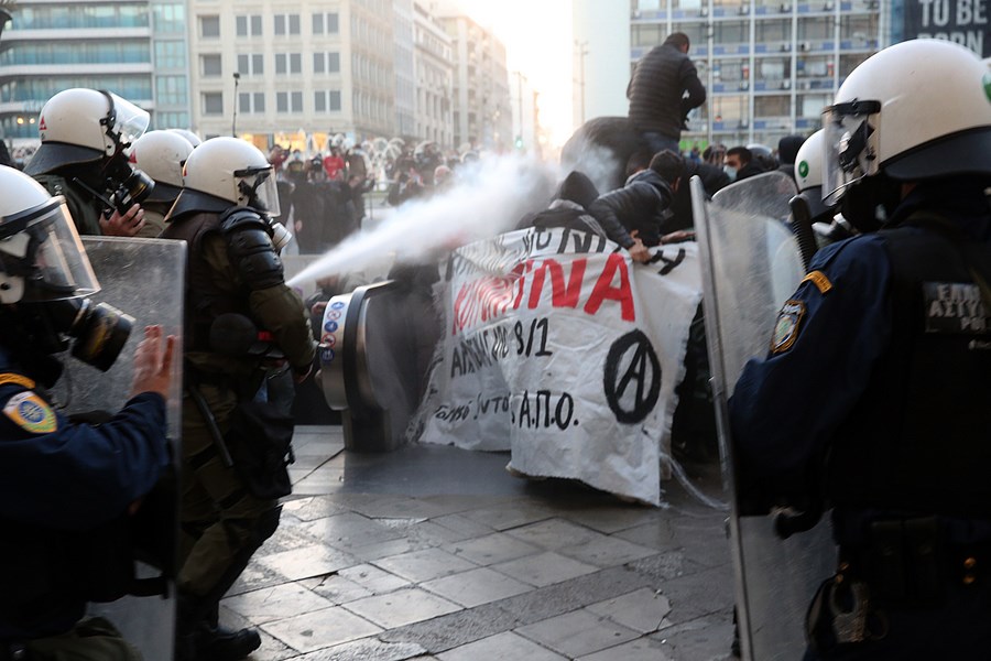 Κουφοντίνας: Ένταση και χημικά σε συγκέντρωση στο κέντρο της Αθήνας – ΦΩΤΟ