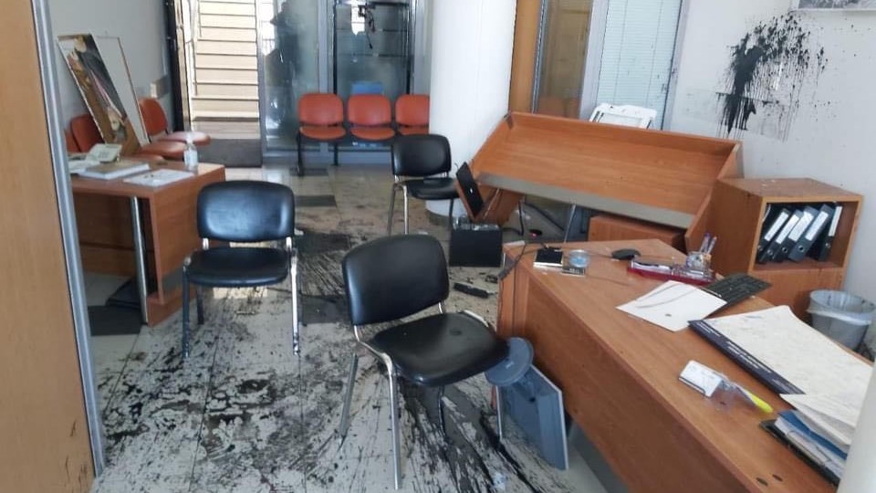 Κρήτη: Συλλήψεις για την επίθεση στο γραφείο του Αυγενάκη