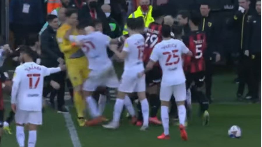 Ένταση στο Μπόρνμουθ-Γουότφορντ – Πιάστηκαν στα χέρια οι παίκτες