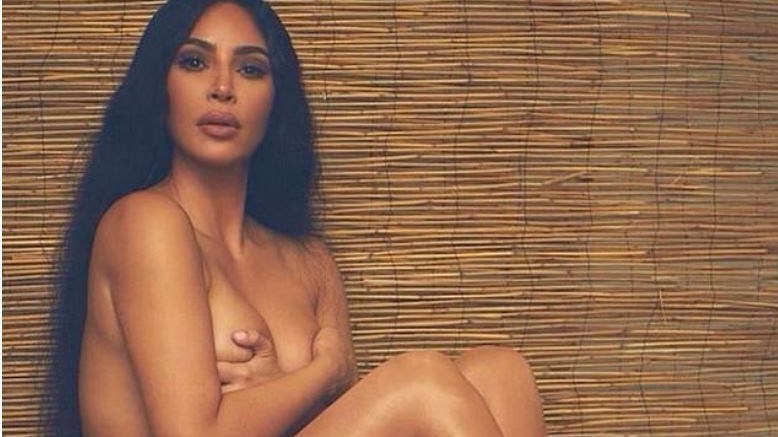 Κιμ Καρντάσιαν: Ποζάρει… σχεδόν γυμνή και “βάζει φωτιά” στο Instagram