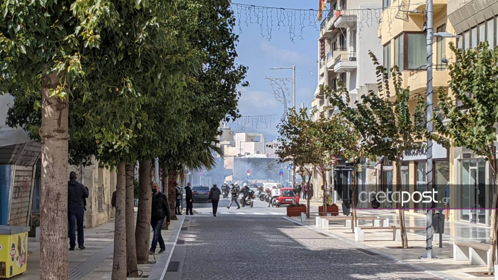 Κουφοντίνας: Ένταση και χημικά σε συγκέντρωση στο Ηράκλειο της Κρήτης – ΦΩΤΟ