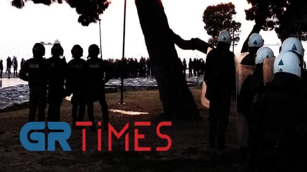 Θεσσαλονίκη: Συγκέντρωση με πυροτεχνήματα και καπνογόνα κατά του lockdown