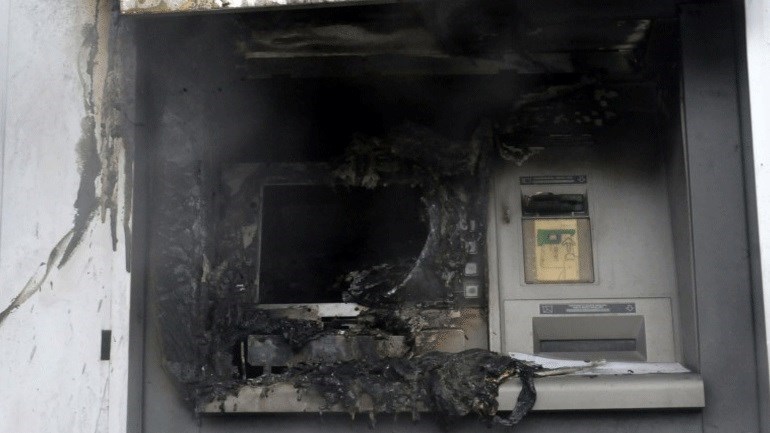 Μπαράζ εμπρησμών τη νύχτα στην Αττική – Κάηκαν αυτοκίνητα και ΑΤΜ