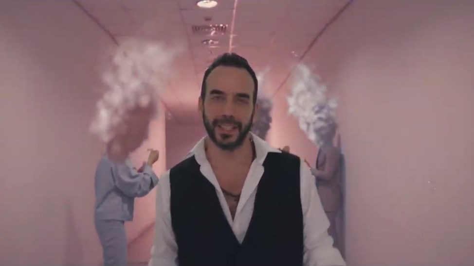 Πάνος Μουζουράκης: “Μπερδεμένος” με το νέο βιντεοκλίπ του – ΒΙΝΤΕΟ