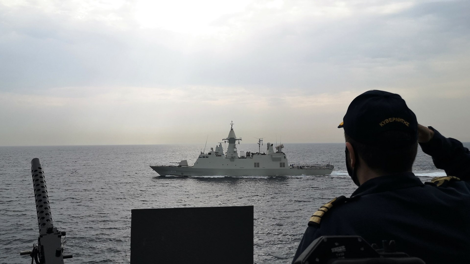 Η φρεγάτα ΥΔΡΑ ύψωσε τη γαλανόλευκη για πρώτη φορά στα στενά του Ορμούζ – ΦΩΤΟ