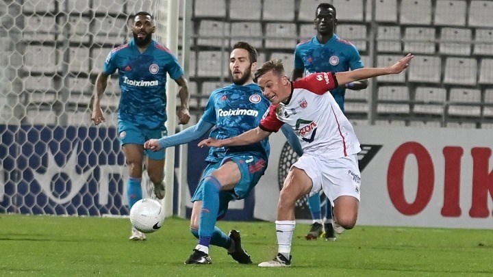 Super League: Ο Εμβιλά “λύτρωσε” τον Ολυμπιακό στο 81′