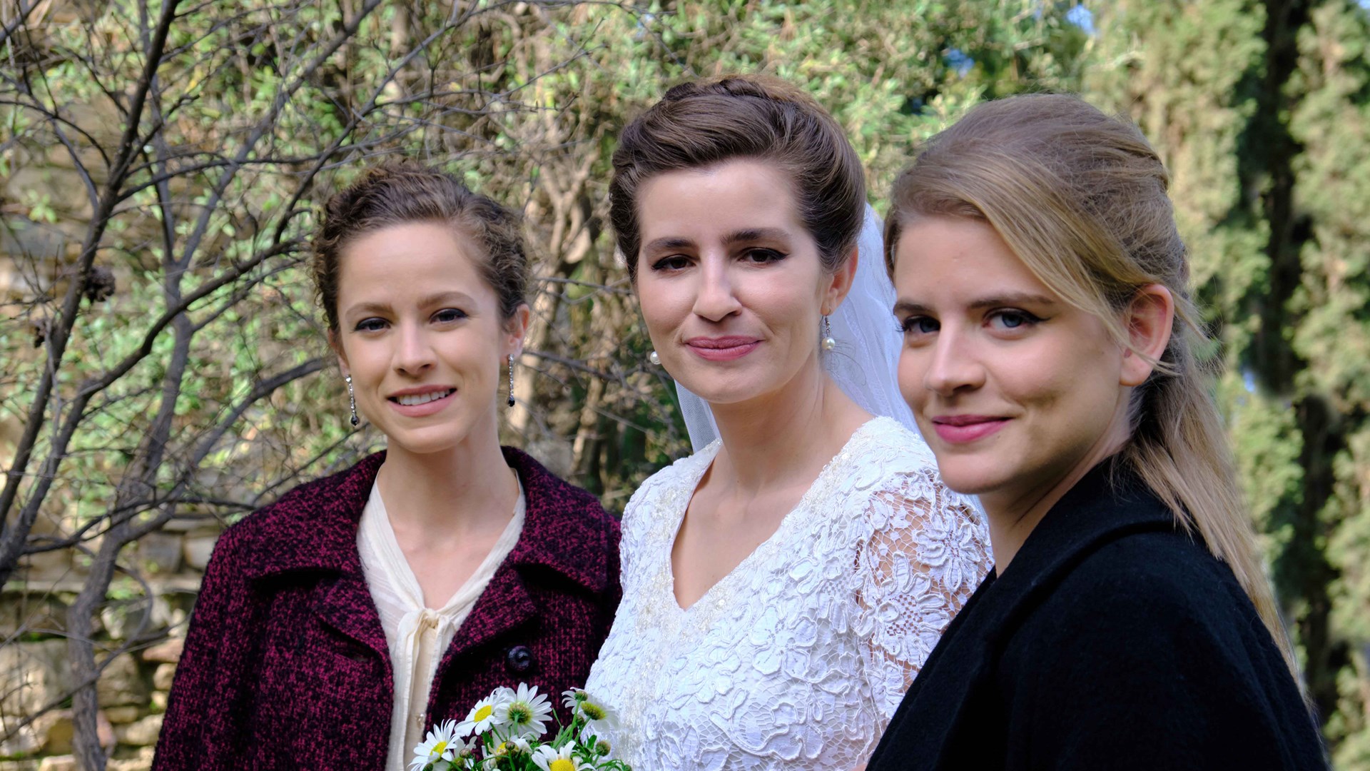 Άγριες Μέλισσες: Νέα στιγμιότυπα από το αποψινό επεισόδιο – Ο γάμος και τα δώρα στην Ελένη – ΦΩΤΟ