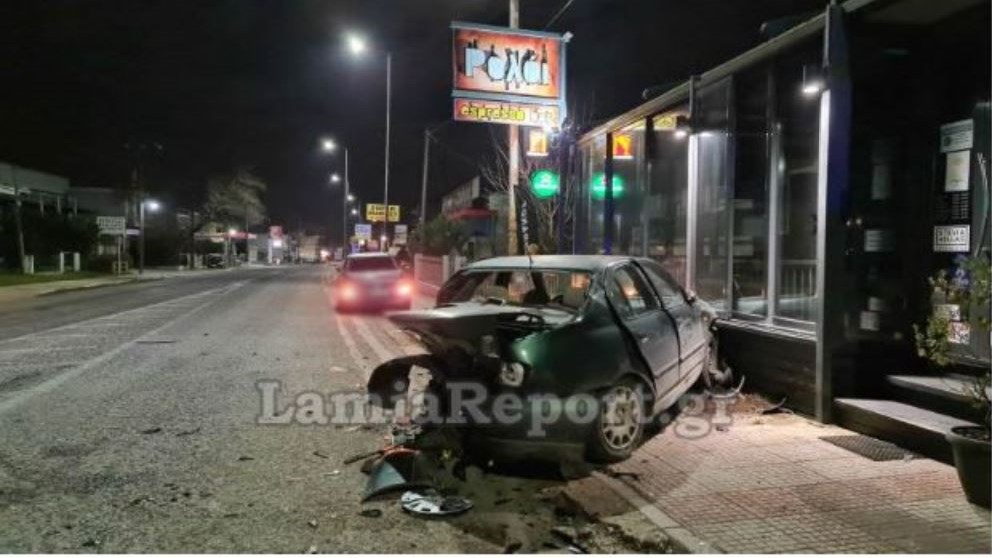 Λαμία: Μεθυσμένος οδηγός σκόρπισε τον πανικό – Έπεσε με ταχύτητα σε παρκαρισμένο αυτοκίνητο – ΦΩΤΟ
