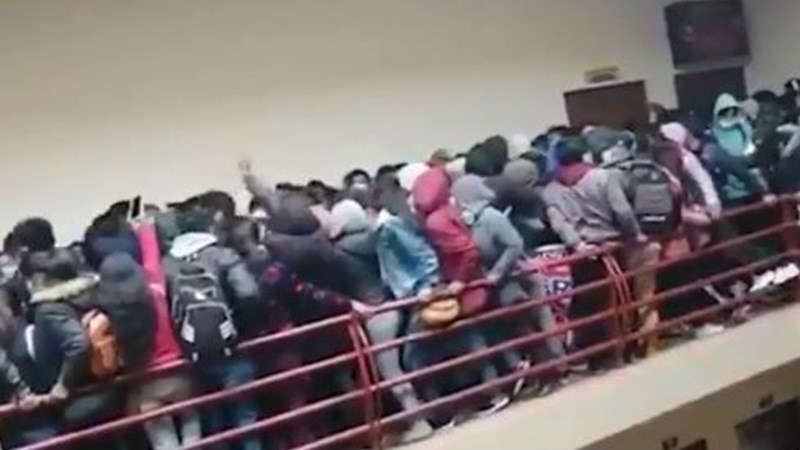 Βολιβία: Πέντε φοιτητές σκοτώθηκαν όταν υποχώρησαν τα κάγκελα στο μπαλκόνι πανεπιστημίου – ΒΙΝΤΕΟ