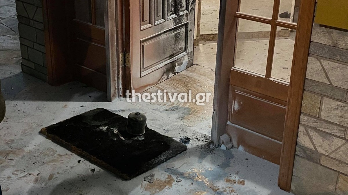 Θεσσαλονίκη: Έκρηξη σε είσοδο πολυκατοικίας που διαμένει πρώην δικαστικός – ΒΙΝΤΕΟ