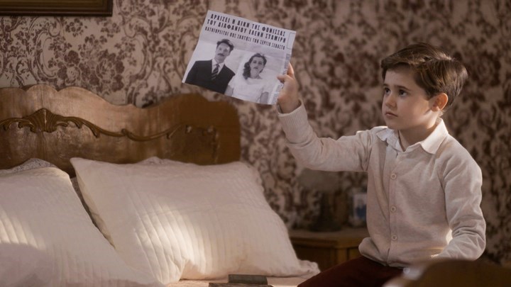 Άγριες Μέλισσες: Τα μυστικά στη φορά – Ο Σέργιος βρίσκει τα αποκόμματα από τη δίκη της Ελένης