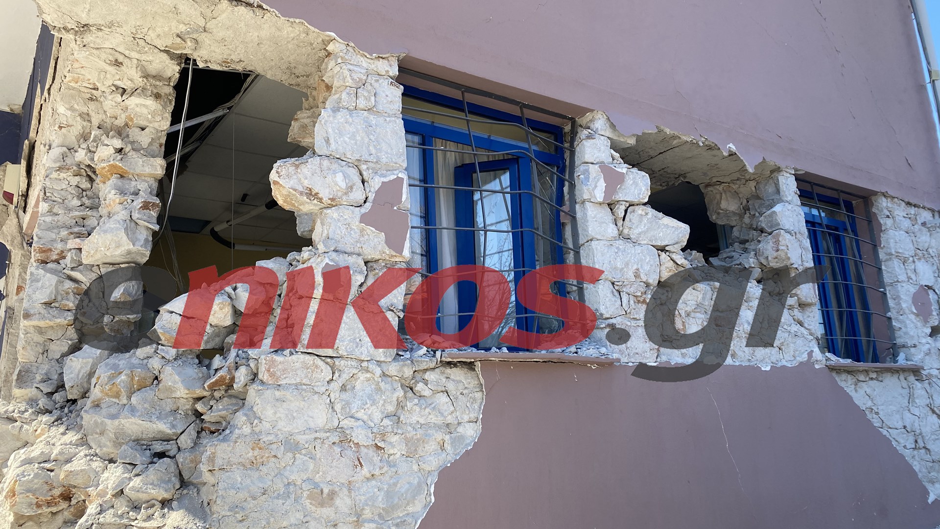 Σεισμός στην Ελασσόνα: Κατέρρευσε τοίχος σε σχολείο στο Δαμάσι – ΦΩΤΟ