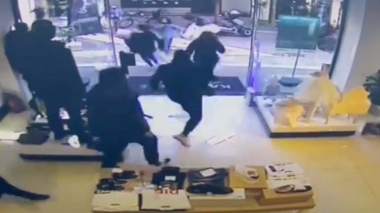 Σεισμός στην Ελασσόνα: Σκηνές πανικού στα Τρίκαλα – Πελάτες έτρεχαν να σωθούν – ΒΙΝΤΕΟ