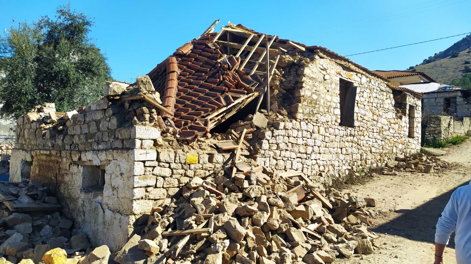 Σεισμός στην Ελασσόνα: Δεκάδες σπίτια κατέρρευσαν – Εικόνες καταστροφής