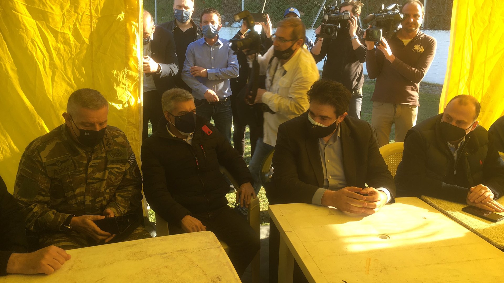 Ο Αρχηγός ΓΕΕΘΑ στους σεισμόπληκτους της Λάρισας – ΦΩΤΟ