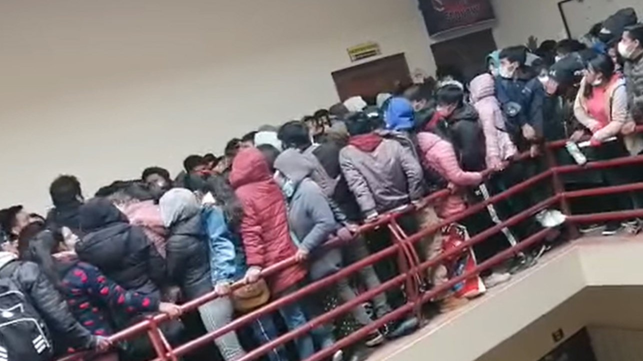 Βολιβία – Συγκλονιστικό ΒΙΝΤΕΟ: Η στιγμή που υποχώρησαν τα κάγκελα σε μπαλκόνι Πανεπιστημίου