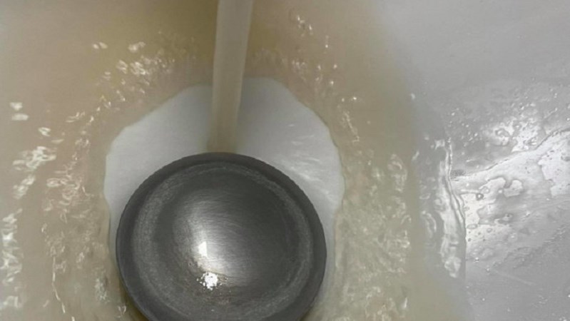 Θολό και καφέ το νερό στη Λάρισα μετά τον ισχυρό σεισμό – “Να μην το καταναλώνετε” – ΦΩΤΟ